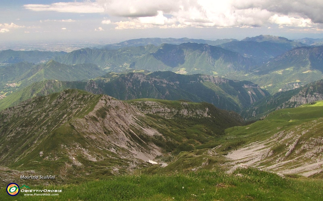 35 Panorama verso la bassa valle Brembana....JPG